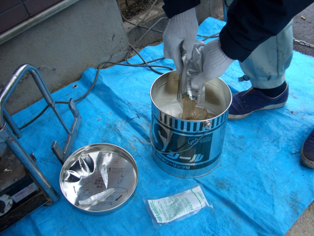 CIMG6234 | 外壁塗装は神奈川県横浜市の塗装職人 2液成分形の硬化剤とシール材