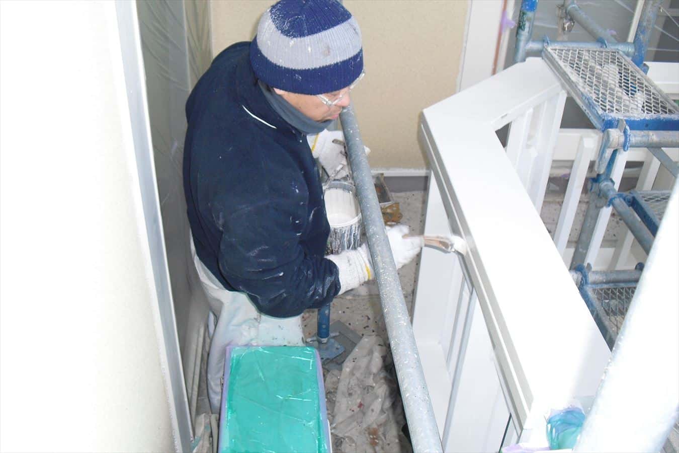 ベランダ木部の中塗り