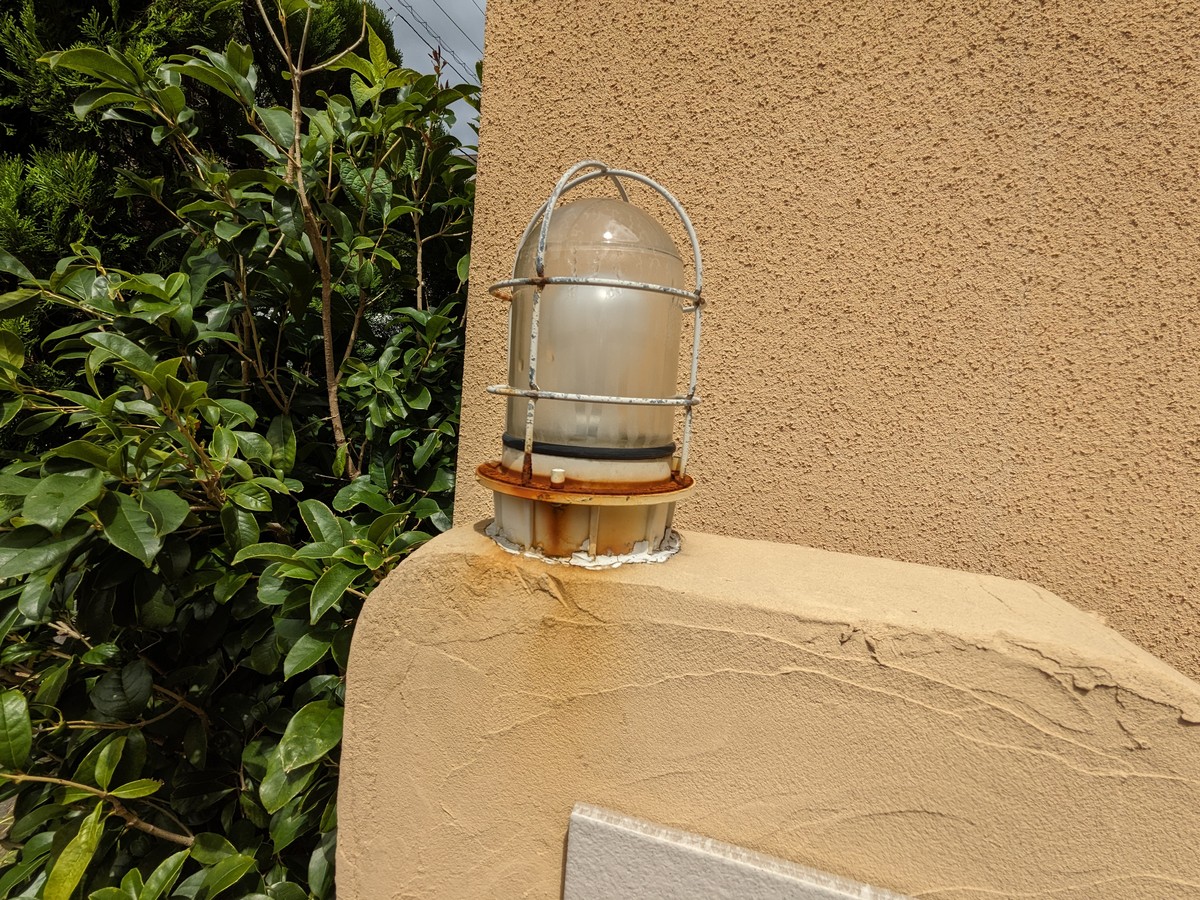 20230811_003 | 外壁塗装は神奈川県横浜市の塗装職人 玄関まわりの照明器具に発生したさび
