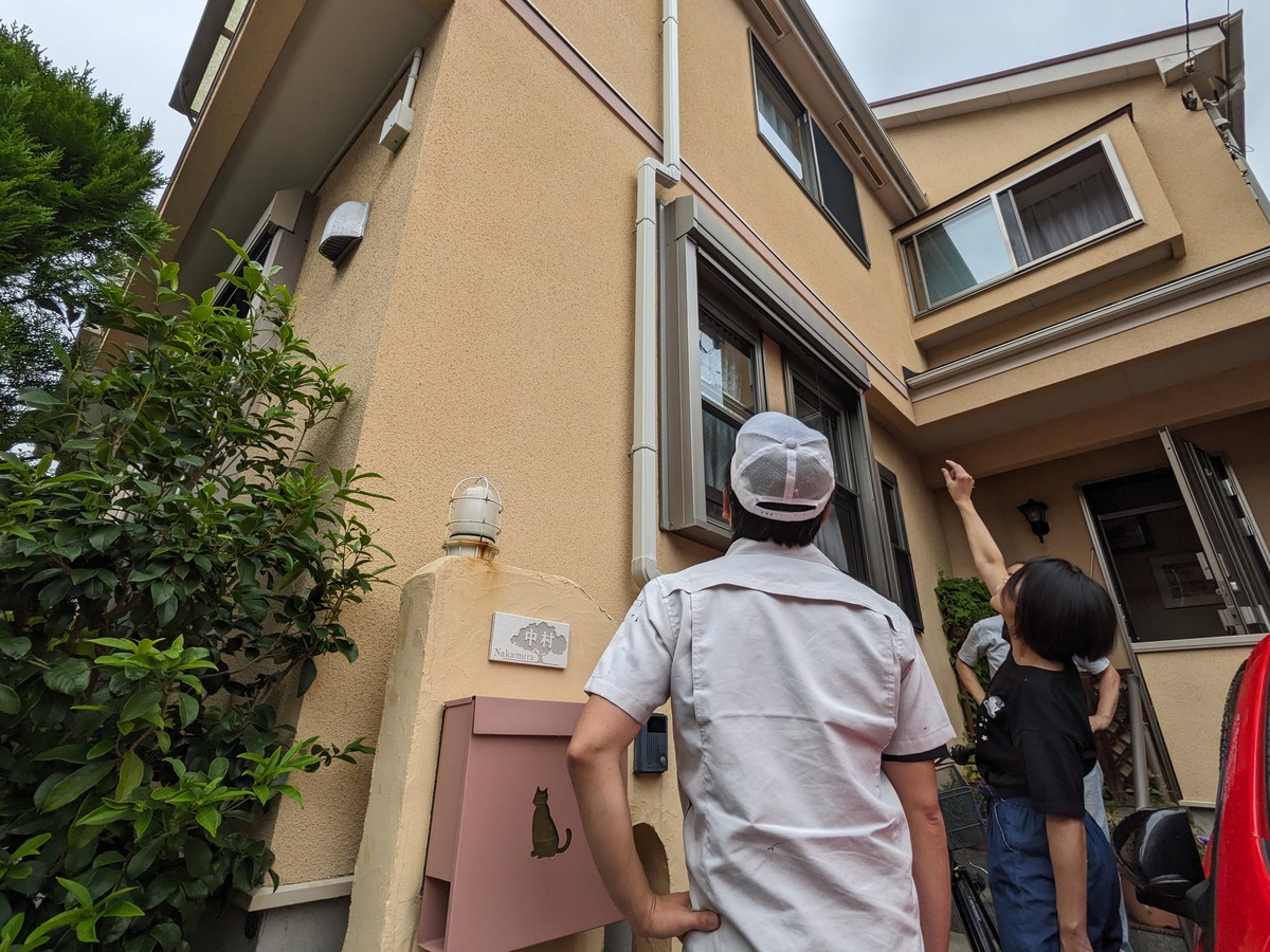 20230923_006 | 外壁塗装は神奈川県横浜市の塗装職人 お客様と外壁の状態を確認する現地調査