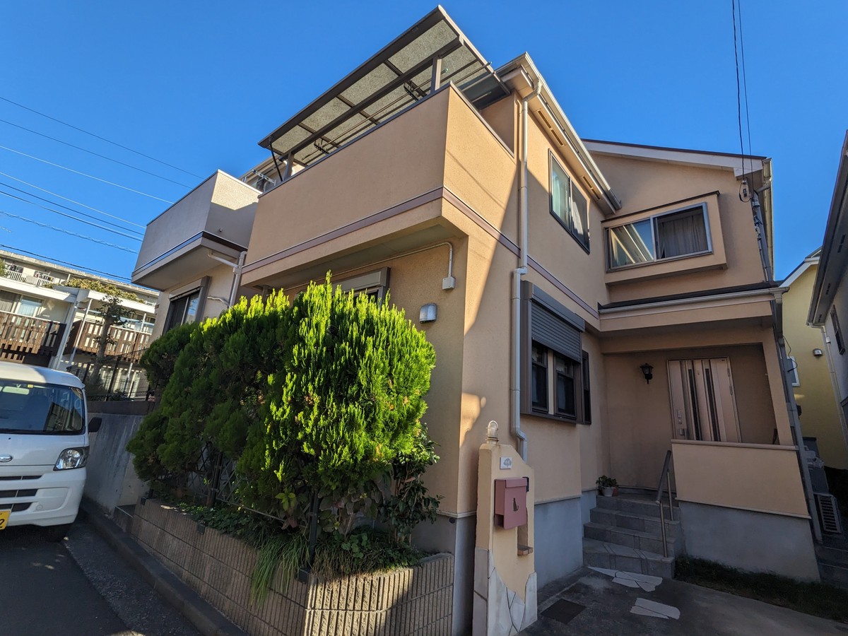 20231114_001 | 外壁塗装は神奈川県横浜市の塗装職人 外壁塗装と屋根カバー工法着工前の住宅全景